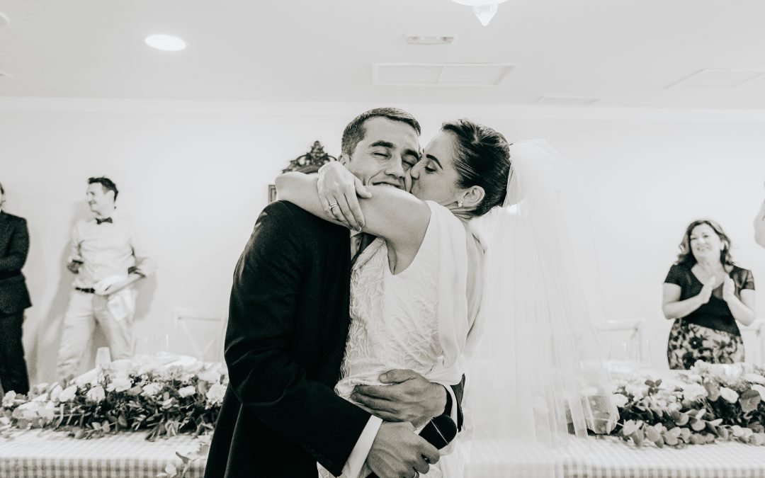 Tulipanes coral y mucha diversión en la boda de Belén y Adrián