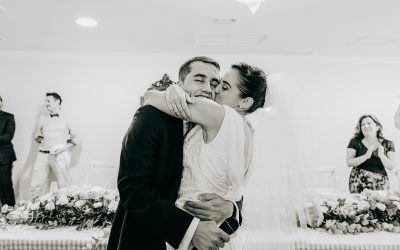 Tulipanes coral y mucha diversión en la boda de Belén y Adrián